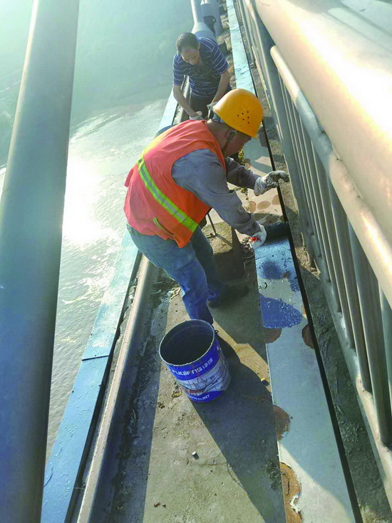 涪陵4座大橋橋架除銹上漆完工，城市基礎設施煥新顏